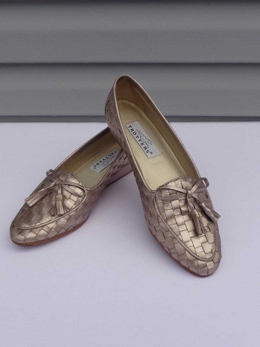 Trotters Leather Woven Loafers Gold Metallic Bow Tassel Shoes Women's Size 7.5N